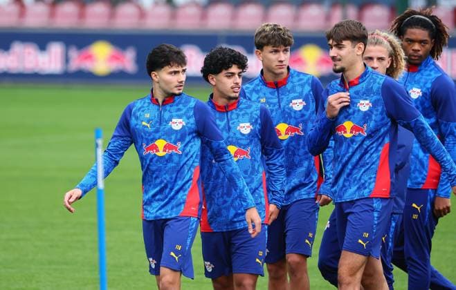 RB Leipzig - Training Bundesliga Leipzig, 07.10.2025, RB Leipzig Trainingszentrum,Fußball Bundesliga , RB Leipzig - Training. , Im Bild v.l.: Din Klapja, Abdulbaki Al Khalaf, Toni Langsteiner, Niko Tomasevic, Viggo Gebel, Joyeux Masanak Bungi (alle RB Leipzig Nachwuchs) ,