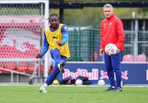 RB Leipzig - Training Bundesliga Leipzig, 07.10.2025, RB Leipzig Trainingszentrum,Fußball Bundesliga , RB Leipzig - Training. , Im Bild v.l.: Johan Bakayoko (9, RB Leipzig) und Co-Trainer Jan Zimmermann (RB Leipzig) ,