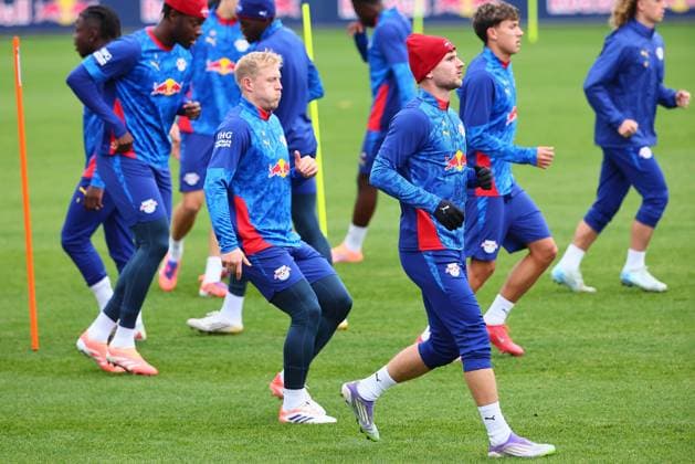 RB Leipzig - Training Bundesliga Leipzig, 07.10.2025, RB Leipzig Trainingszentrum,Fußball Bundesliga , RB Leipzig - Training. , Im Bild vorn v.l.: Xaver Schlager (24, RB Leipzig) und Timo Werner (36, RB Leipzig) ,