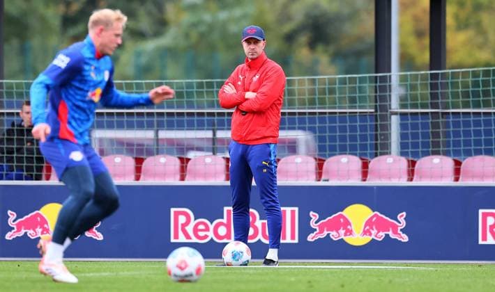 RB Leipzig - Training Bundesliga Leipzig, 07.10.2025, RB Leipzig Trainingszentrum,Fußball Bundesliga , RB Leipzig - Training. , Im Bild: Trainer Ole Werner (RB Leipzig) beobachtet Xaver Schlager (24, RB Leipzig) am Ball ,