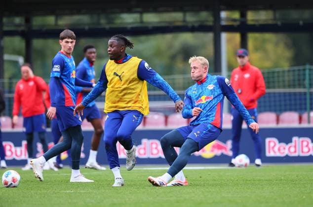 RB Leipzig - Training Bundesliga Leipzig, 07.10.2025, RB Leipzig Trainingszentrum,Fußball Bundesliga , RB Leipzig - Training. , Im Bild v.l.: Johan Bakayoko (9, RB Leipzig) und Xaver Schlager (24, RB Leipzig) ,