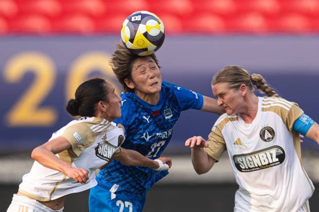 (251008) -- WUHAN, Oct. 8, 2025 -- Deng Mengye (C) of Wuhan Jiangda WFC heads for the ball against Alaina Granger (L) and Talisha Green of Auckland United FC during the FIFA Women s Championships Cup 2026 football match between Wuhan Jiangda WFC of China and Auckland United FC of New Zealand in Wuhan, central China s Hubei Province, Oct. 8, 2025. ) (SP)CHINA-WUHAN-FOOTBALL-FIFA WOMEN S CHAMPIONSHIPS CUP 2026-WUHAN JIANGDA WFC VS AUCKLAND UNITED FC (CN) XiaoxYijiu 