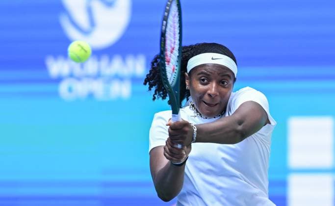(251008) -- WUHAN, Oct. 8, 2025 -- Hailey Baptiste of the United States returns a hit during the women s singles round of 32 match against Jessica Pegula of the United States at the 2025 Wuhan Open tennis tournament in Wuhan, central China s Hubei Province, Oct. 8, 2025. ) (SP)CHINA-WUHAN-TENNIS-WUHAN OPEN-WOMEN S SINGLES (CN) ChengxMin 