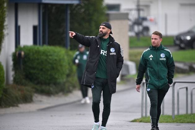 Trainer Miron Muslic (FC Schalke 04), Eddie Lattimore (Co Trainer FC Schalke 04), v.li. 08.10.2025, Fussball 2. Bundesliga, Saison 2025 2026, Training FC Schalke 04 Gelsenkirchen Nordrhein Westfalen Deutschland