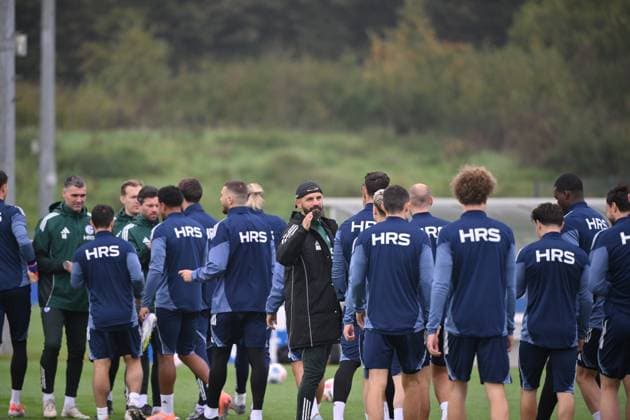 Trainer Miron Muslic (FC Schalke 04), mi., begrüsst die Spieler 08.10.2025, Fussball 2. Bundesliga, Saison 2025 2026, Training FC Schalke 04 Gelsenkirchen Nordrhein Westfalen Deutschland