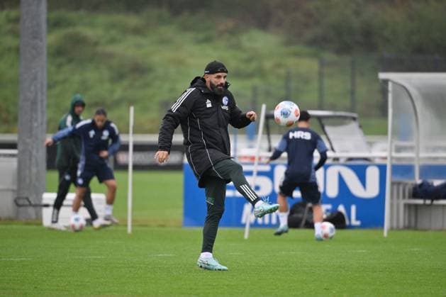 Trainer Miron Muslic (FC Schalke 04) 08.10.2025, Fussball 2. Bundesliga, Saison 2025 2026, Training FC Schalke 04 Gelsenkirchen Nordrhein Westfalen Deutschland