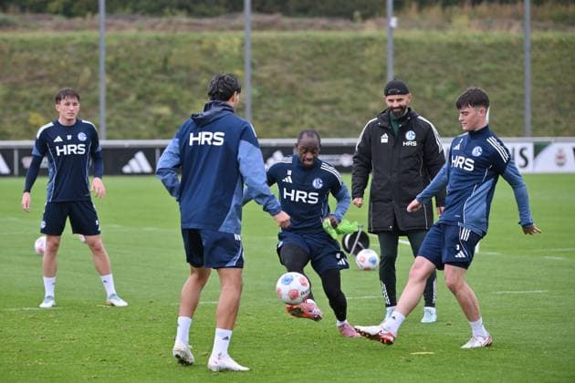 Trainer Miron Muslic (FC Schalke 04) war bei der Trainingseinheit aktiv dabei, v.re., Dylan Leonard (FC Schalke 04), Christopher Antwi-Adjei (Schalke 04), Mertcan Ayhan (Schalke 04), Max Grüger (FC Schalke 04) 08.10.2025, Fussball 2. Bundesliga, Saison 2025 2026, Training FC Schalke 04 Gelsenkirchen Nordrhein Westfalen Deutschland