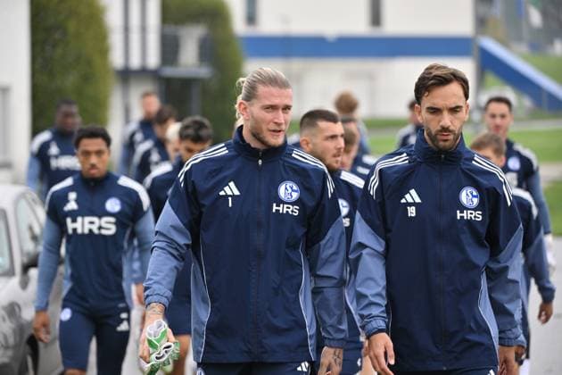 Die Spieler kommen zum Trainingsplatz, v.li., Torwart Loris Karius (Schalke 04), Kenan Karaman (FC Schalke 04) 08.10.2025, Fussball 2. Bundesliga, Saison 2025 2026, Training FC Schalke 04 Gelsenkirchen Nordrhein Westfalen Deutschland