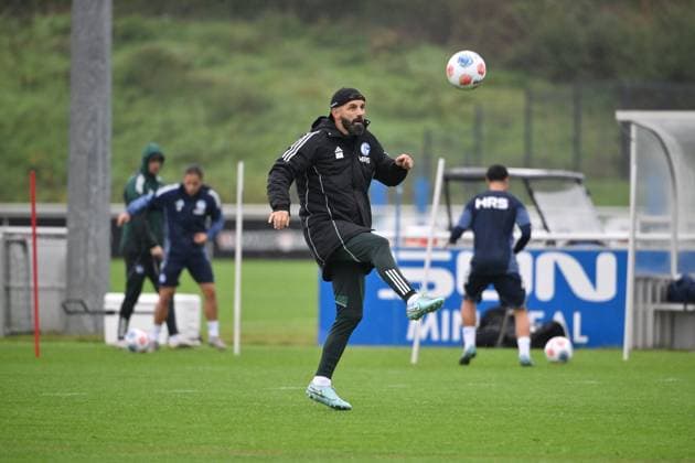 Trainer Miron Muslic (FC Schalke 04) 08.10.2025, Fussball 2. Bundesliga, Saison 2025 2026, Training FC Schalke 04 Gelsenkirchen Nordrhein Westfalen Deutschland