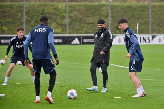 Trainer Miron Muslic (FC Schalke 04) war bei der Trainingseinheit aktiv dabei, rechts Dylan Leonard (FC Schalke 04) 08.10.2025, Fussball 2. Bundesliga, Saison 2025 2026, Training FC Schalke 04 Gelsenkirchen Nordrhein Westfalen Deutschland