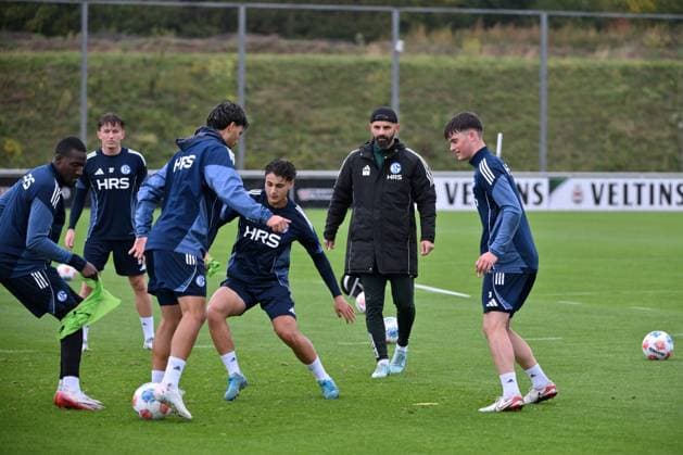 Trainer Miron Muslic (FC Schalke 04) war bei der Trainingseinheit aktiv dabei, v.li., Bryan Lasme (FC Schalke 04), Mertcan Ayhan (Schalke 04), Soufiane El-Faouzi (Schalke 04), Trainer Miron Muslic (FC Schalke 04), Dylan Leonard (FC Schalke 04) 08.10.2025, Fussball 2. Bundesliga, Saison 2025 2026, Training FC Schalke 04 Gelsenkirchen Nordrhein Westfalen Deutschland