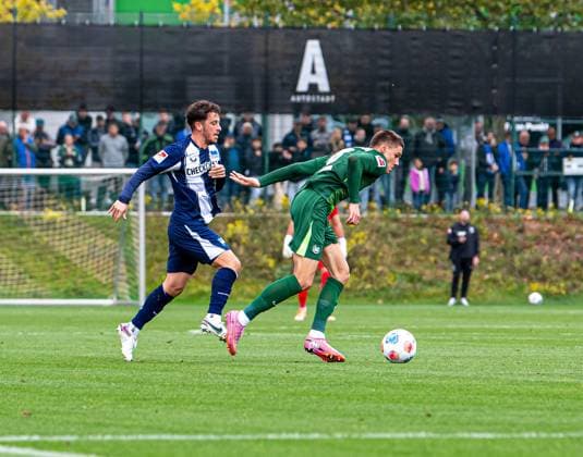 Fussball, Herren, Saison 2025 26, Testspiel, VfL Wolfsburg - Hertha BSC, v.l. Diego Demme (Hertha BSC), Bence Dardai (Wolfsburg), 08.10. 2025, Copyright: xSebastianxRäppold MatthiasxKochx