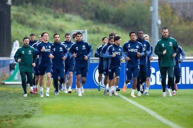 08.10.2025, Fussball, Saison 2025 2026, Training FC Schalke 04, Die Spieler des S04 laufen sich warm, v. l. Co-Trainer Tim Hoogland (FC Schalke 04), Janik Bachmann (FC Schalke 04), Max Grüger (FC Schalke 04), Kenan Karaman (FC Schalke 04), Ron Schallenberg (FC Schalke 04), Mertcan Ayhan (FC Schalke 04), Soufiane El-Faouzi (FC Schalke 04), Anton Donkor (FC Schalke 04), Bryan Lasme (FC Schalke 04), Athletik-Trainer Alexander Storck (FC Schalke 04), Gelsenkirchen Trainingsgelände FC Schalke 04 NRW Deutschland xRHR-FOTO YYx Copyright: RHR-FOTOx RHR-FOTO YY
