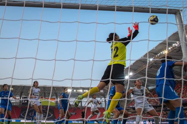 (251008) -- WUHAN, Oct. 8, 2025 -- Wuhan Jiangda WFC s goalkeeper Chen Chen (front) makes a save the FIFA Women s Championships Cup 2026 football match between Wuhan Jiangda WFC of China and Auckland United FC of New Zealand in Wuhan, central China s Hubei Province, Oct. 8, 2025. ) (SP)CHINA-WUHAN-FOOTBALL-FIFA WOMEN S CHAMPIONSHIPS CUP 2026-WUHAN JIANGDA WFC VS AUCKLAND UNITED FC (CN) XiaoxYijiu 