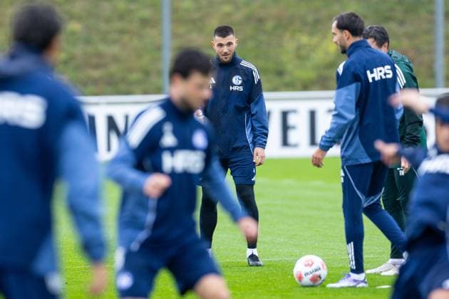 08.10.2025, Fussball, Saison 2025 2026, Training FC Schalke 04, Hasan Kurucay (FC Schalke 04) beobachtet, Gelsenkirchen Trainingsgelände FC Schalke 04 NRW Deutschland xRHR-FOTO YYx Copyright: RHR-FOTOx RHR-FOTO YY