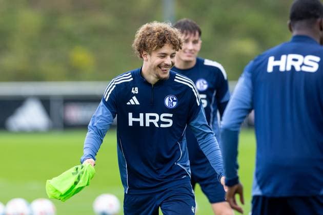 08.10.2025, Fussball, Saison 2025 2026, Training FC Schalke 04, Mika Khadr (FC Schalke 04) lacht, Gelsenkirchen Trainingsgelände FC Schalke 04 NRW Deutschland xRHR-FOTO YYx Copyright: RHR-FOTOx RHR-FOTO YY