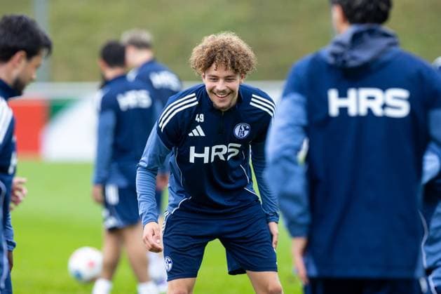 08.10.2025, Fussball, Saison 2025 2026, Training FC Schalke 04, Mika Khadr (FC Schalke 04) lacht, Gelsenkirchen Trainingsgelände FC Schalke 04 NRW Deutschland xRHR-FOTO YYx Copyright: RHR-FOTOx RHR-FOTO YY