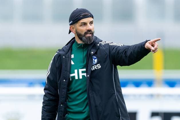 08.10.2025, Fussball, Saison 2025 2026, Training FC Schalke 04, Trainer Miron Muslic (FC Schalke 04) gibt Anweisungen, Gelsenkirchen Trainingsgelände FC Schalke 04 NRW Deutschland xRHR-FOTO YYx Copyright: RHR-FOTOx RHR-FOTO YY