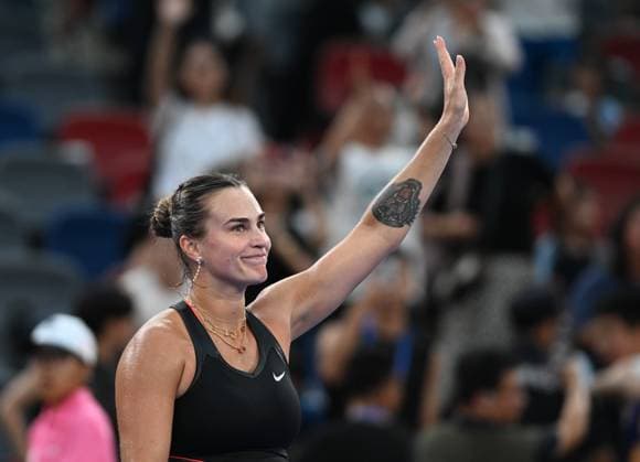 (251008) -- WUHAN, Oct. 8, 2025 -- Aryna Sabalenka of Belarus acknowledges the spectators after the women s singles round of 32 match against Rebecca Sramkova of Slovakia at the 2025 Wuhan Open tennis tournament in Wuhan, central China s Hubei Province, Oct. 8, 2025. ) (SP)CHINA-WUHAN-TENNIS-WUHAN OPEN-WOMEN S SINGLES (CN) ChengxMin 