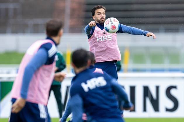 08.10.2025, Fussball, Saison 2025 2026, Training FC Schalke 04, Kenan Karaman (FC Schalke 04) nimmt den Ball mit der Brust an, Gelsenkirchen Trainingsgelände FC Schalke 04 NRW Deutschland xRHR-FOTO YYx Copyright: RHR-FOTOx RHR-FOTO YY