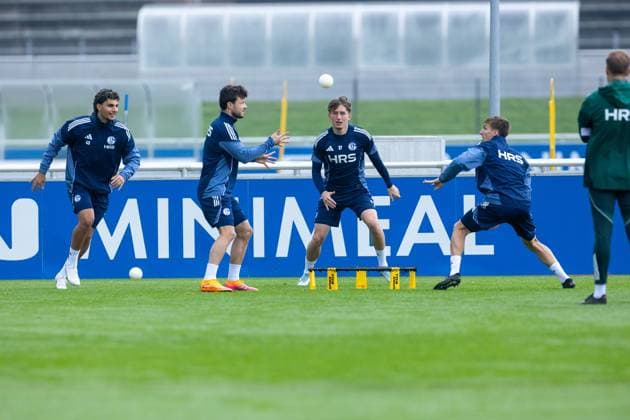 08.10.2025, Fussball, Saison 2025 2026, Training FC Schalke 04, v. l. Mertcan Ayhan (FC Schalke 04), Adrian Gantenbein (FC Schalke 04), Max Grüger (FC Schalke 04), Vitalie Becker (FC Schalke 04) spielen Spikeball, Gelsenkirchen Trainingsgelände FC Schalke 04 NRW Deutschland xRHR-FOTO YYx Copyright: RHR-FOTOx RHR-FOTO YY