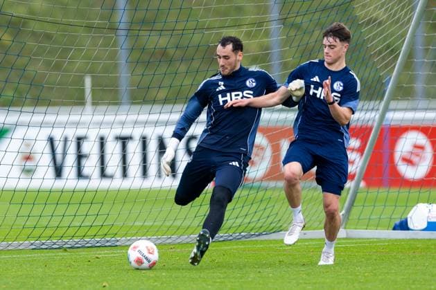 08.10.2025, Fussball, Saison 2025 2026, Training FC Schalke 04, v. l. Torwart Justin Heekeren (FC Schalke 04), Dylan Leonard (FC Schalke 04), Gelsenkirchen Trainingsgelände FC Schalke 04 NRW Deutschland xRHR-FOTO YYx Copyright: RHR-FOTOx RHR-FOTO YY