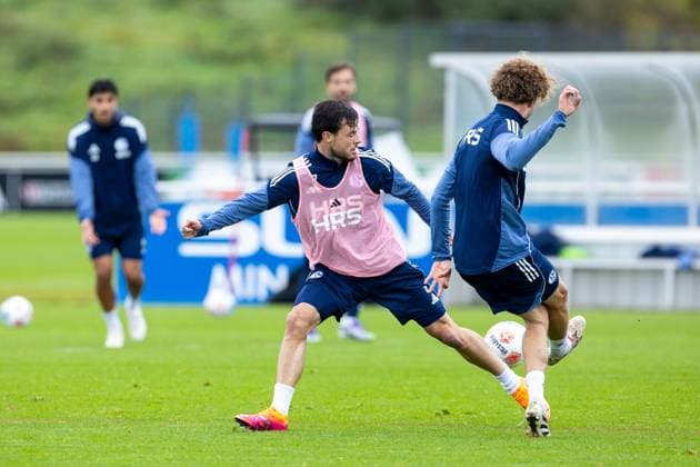 08.10.2025, Fussball, Saison 2025 2026, Training FC Schalke 04, v. l. Adrian Gantenbein (FC Schalke 04) Mika Khadr (FC Schalke 04), Gelsenkirchen Trainingsgelände FC Schalke 04 NRW Deutschland xRHR-FOTO YYx Copyright: RHR-FOTOx RHR-FOTO YY