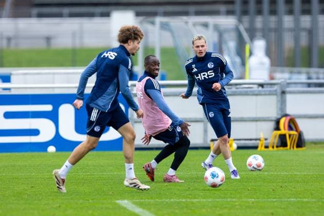 08.10.2025, Fussball, Saison 2025 2026, Training FC Schalke 04, v. l. Mika Khadr (FC Schalke 04), Christopher Antwi-Adjei (FC Schalke 04), Finn Porath (FC Schalke 04), Gelsenkirchen Trainingsgelände FC Schalke 04 NRW Deutschland xRHR-FOTO YYx Copyright: RHR-FOTOx RHR-FOTO YY