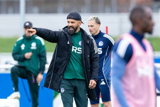 08.10.2025, Fussball, Saison 2025 2026, Training FC Schalke 04, Trainer Miron Muslic (FC Schalke 04) gibt Anweisungen, Gelsenkirchen Trainingsgelände FC Schalke 04 NRW Deutschland xRHR-FOTO YYx Copyright: RHR-FOTOx RHR-FOTO YY