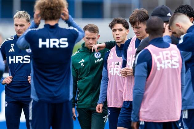 08.10.2025, Fussball, Saison 2025 2026, Training FC Schalke 04, v. l. Finn Porath (FC Schalke 04), Co-Trainer Eddie Lattimore (FC Schalke 04), Soufiane El-Faouzi (FC Schalke 04), Max Grüger (FC Schalke 04), Gelsenkirchen Trainingsgelände FC Schalke 04 NRW Deutschland xRHR-FOTO YYx Copyright: RHR-FOTOx RHR-FOTO YY