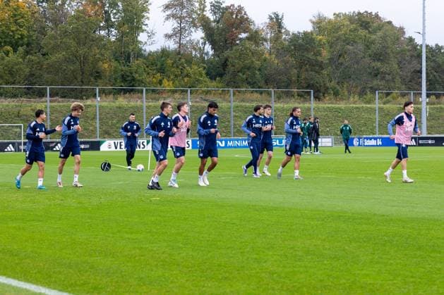 08.10.2025, Fussball, Saison 2025 2026, Training FC Schalke 04, Auslaufen mit v. l. Ayman Gulasi (FC Schalke 04), Mika Khadr (FC Schalke 04), Hasan Kurucay (FC Schalke 04), Felipe Sanchez (FC Schalke 04), Max Grüger (FC Schalke 04), Mertcan Ayhan (FC Schalke 04), Kenan Karaman (FC Schalke 04), Dylan Leonard (FC Schalke 04), Mauro Zalazar (FC Schalke 04), Soufiane El-Faouzi (FC Schalke 04), Gelsenkirchen Trainingsgelände FC Schalke 04 NRW Deutschland xRHR-FOTO YYx Copyright: RHR-FOTOx RHR-FOTO YY