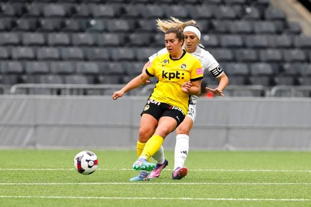 Jana Kohler (BSC YB Frauen , 29) und Alisa Spahic (SFK 2000 Sarajewo , 10) im Zweikampf , Schweiz, Frauen Fussball, UEFA Women s Europa Cup, Second qualifying round, BSC YB Frauen vs. SFK 2000 Sarajewo, 08.10.2025, Stadion Wankdorf, Bern, Schweiz Bern Stadion Wankdorf Kanton Bern Schweiz Copyright: xGrantxHubbsx