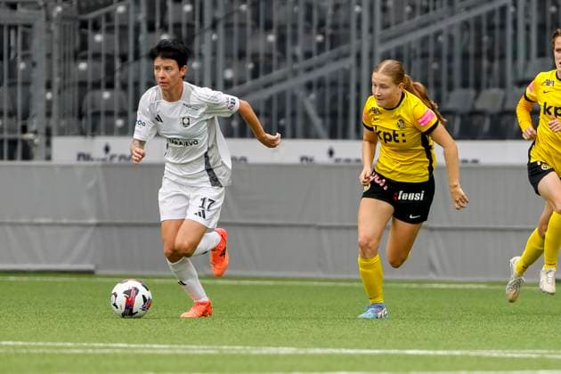 Amela Krso (SFK 2000 Sarajewo , 17) und Noa Linn Münger (BSC YB Frauen , 08) im Laufduell , Schweiz, Frauen Fussball, UEFA Women s Europa Cup, Second qualifying round, BSC YB Frauen vs. SFK 2000 Sarajewo, 08.10.2025, Stadion Wankdorf, Bern, Schweiz Bern Stadion Wankdorf Kanton Bern Schweiz Copyright: xGrantxHubbsx