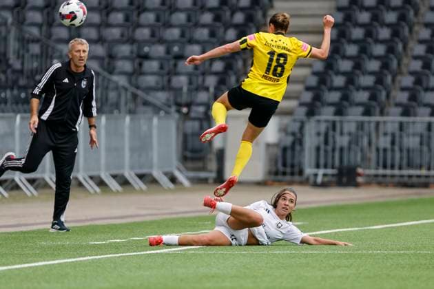 Wibke Meister (BSC YB Frauen , 18) und Katarina Cadenovic (SFK 2000 Sarajewo , 16) im Zweikampf , Schweiz, Frauen Fussball, UEFA Women s Europa Cup, Second qualifying round, BSC YB Frauen vs. SFK 2000 Sarajewo, 08.10.2025, Stadion Wankdorf, Bern, Schweiz Bern Stadion Wankdorf Kanton Bern Schweiz Copyright: xGrantxHubbsx