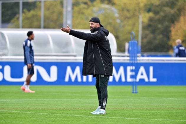 Trainer Miron Muslic (FC Schalke 04) 08.10.2025, Fussball 2. Bundesliga, Saison 2025 2026, Training FC Schalke 04 Gelsenkirchen Nordrhein Westfalen Deutschland