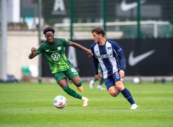 Fussball, Herren, Saison 2025 26, Testspiel, VfL Wolfsburg - Hertha BSC, v.l. Trevor Benedict (Wolfsburg), Diego Demme (Hertha BSC), 08.10. 2025, Copyright: xSebastianxRäppold MatthiasxKochx
