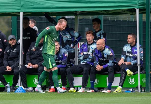 Fussball, Herren, Saison 2025 26, Testspiel, VfL Wolfsburg - Hertha BSC, Maximilian Arnold (Wolfsburg) wurde nach wenigen Minuten verletzungsbedingt ausgewechselt, 08.10. 2025, Copyright: xSebastianxRäppold MatthiasxKochx