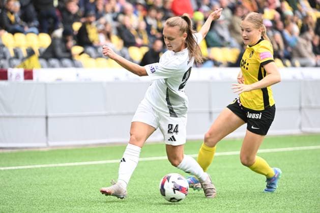 08 10 2025, Bern, Stadion Wankdorf, Women s Europa Cup: BSC Young Boys Frauen - SFK 2000 Sarajevo, Andrea Gavric of Sarajevo gegen Noa Munger of Young Boys. Bern Stadion Wankdorf Bern Switzerland Copyright: xJustPictures.ch ManuelxWinterbergerx jp-de-MaWi-MWI_3829