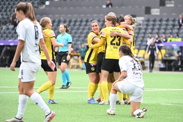 08 10 2025, Bern, Stadion Wankdorf, Women s Europa Cup: BSC Young Boys Frauen - SFK 2000 Sarajevo, die Spielerinnen vom BSC Young Boys freuen sich über das Tor zum 1:0 durch Laura Frey of Young Boys. Bern Stadion Wankdorf Bern Switzerland Copyright: xJustPictures.ch ManuelxWinterbergerx jp-de-MaWi-MWI_3846