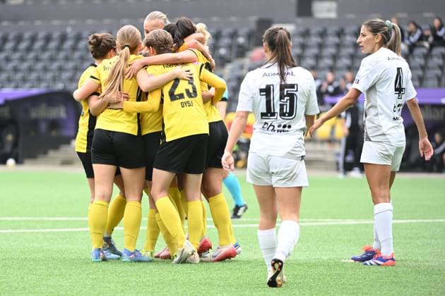 08 10 2025, Bern, Stadion Wankdorf, Women s Europa Cup: BSC Young Boys Frauen - SFK 2000 Sarajevo, die Spielerinnen vom BSC Young Boys freuen sich über das Tor zum 1:0 durch Laura Frey of Young Boys. Bern Stadion Wankdorf Bern Switzerland Copyright: xJustPictures.ch ManuelxWinterbergerx jp-de-MaWi-MWI_3852