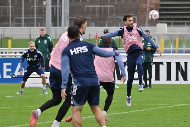 Kenan Karaman (FC Schalke 04), re., in Aktion 08.10.2025, Fussball 2. Bundesliga, Saison 2025 2026, Training FC Schalke 04 Gelsenkirchen Nordrhein Westfalen Deutschland