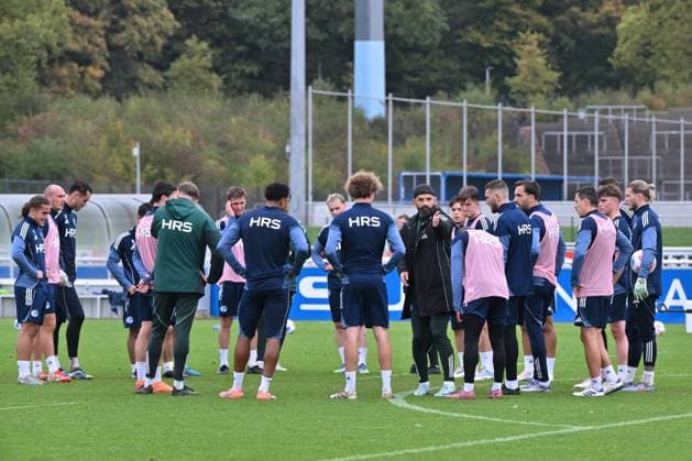 Trainer Miron Muslic (FC Schalke 04), mi., gibt seinen Spielern Anweisungen 08.10.2025, Fussball 2. Bundesliga, Saison 2025 2026, Training FC Schalke 04 Gelsenkirchen Nordrhein Westfalen Deutschland