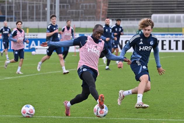 Christopher Antwi-Adjei (Schalke 04), mi., in Aktion 08.10.2025, Fussball 2. Bundesliga, Saison 2025 2026, Training FC Schalke 04 Gelsenkirchen Nordrhein Westfalen Deutschland