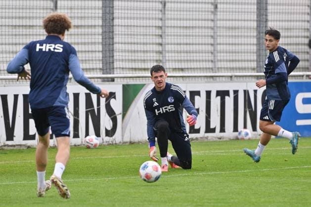 Torwart Luca Podlech (FC Schalke 04), mi., in Aktion 08.10.2025, Fussball 2. Bundesliga, Saison 2025 2026, Training FC Schalke 04 Gelsenkirchen Nordrhein Westfalen Deutschland