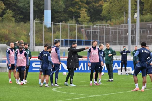 Trainer Miron Muslic (FC Schalke 04), mi., gibt seinen Spielern Anweisungen 08.10.2025, Fussball 2. Bundesliga, Saison 2025 2026, Training FC Schalke 04 Gelsenkirchen Nordrhein Westfalen Deutschland