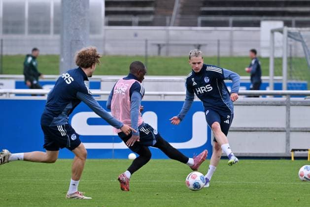Finn Porath (FC Schalke 04), Christopher Antwi-Adjei (Schalke 04), v.re. 08.10.2025, Fussball 2. Bundesliga, Saison 2025 2026, Training FC Schalke 04 Gelsenkirchen Nordrhein Westfalen Deutschland