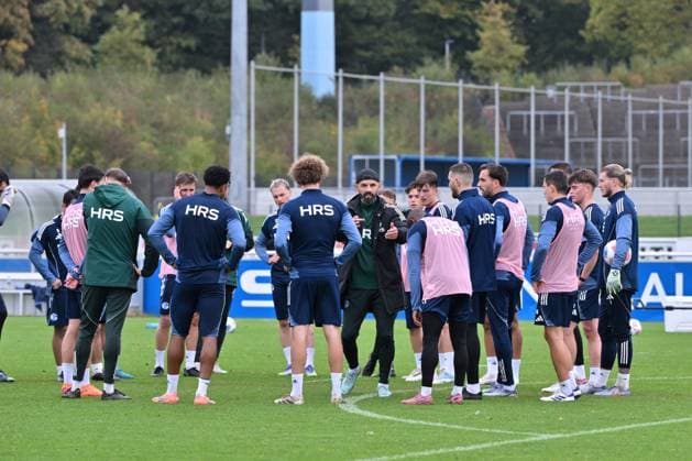 Trainer Miron Muslic (FC Schalke 04), mi., gibt seinen Spielern Anweisungen 08.10.2025, Fussball 2. Bundesliga, Saison 2025 2026, Training FC Schalke 04 Gelsenkirchen Nordrhein Westfalen Deutschland