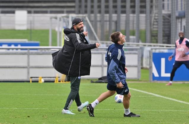 Trainer Miron Muslic (FC Schalke 04), li., und Felipe Sanchez (Schalke 04) haben Spaß 08.10.2025, Fussball 2. Bundesliga, Saison 2025 2026, Training FC Schalke 04 Gelsenkirchen Nordrhein Westfalen Deutschland