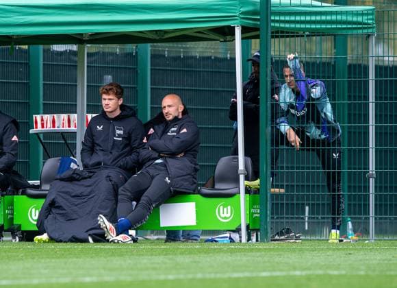 Fussball, Herren, Saison 2025 26, Testspiel, VfL Wolfsburg - Hertha BSC, v.l. Sebastian Grönning (Hertha BSC), Toni Leistner (Hertha BSC), Paul Seguin (Hertha BSC) auf der Bank, 08.10. 2025, Copyright: xSebastianxRäppold MatthiasxKochx