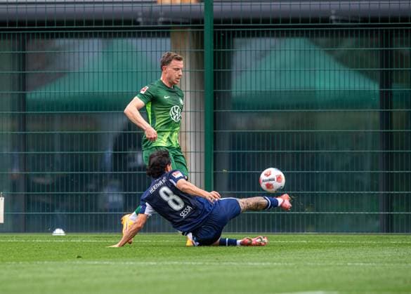 Fussball, Herren, Saison 2025 26, Testspiel, VfL Wolfsburg - Hertha BSC, v.l. Yannick Gerhardt (Wolfsburg), Kevin Sessa (Hertha BSC), 08.10. 2025, Copyright: xSebastianxRäppold MatthiasxKochx